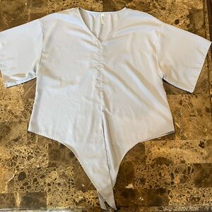 Women’s XL Light Blue V Neck Asymmetrical Hem Short Sleeve Blouse